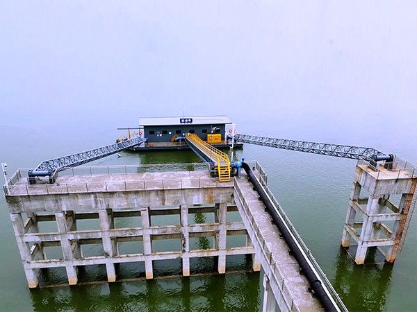 长江荆州段弥安号浮船泵站航拍全景展示